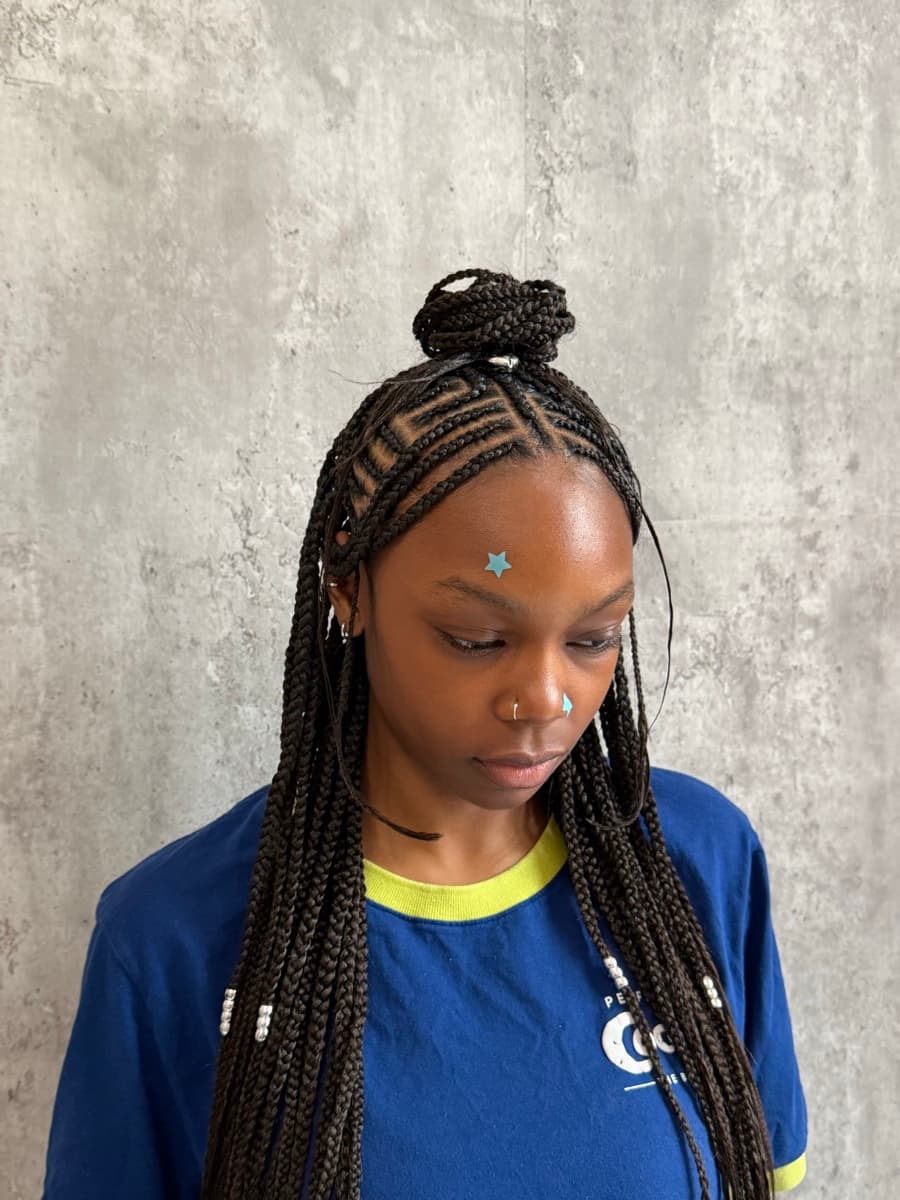 Geometric knotless braids